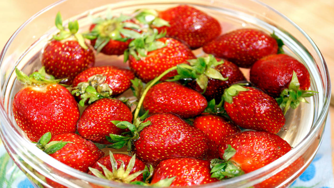 Cómo lavar las fresas correctamente para eliminar bien pesticidas y virus
