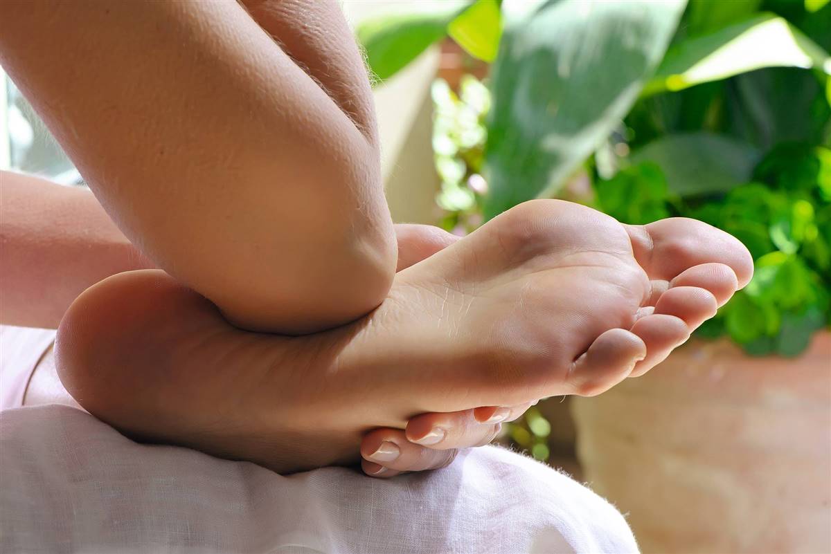 4 masajes que puedes darte tu mismo en los pies después del running - Salud  Envidiable