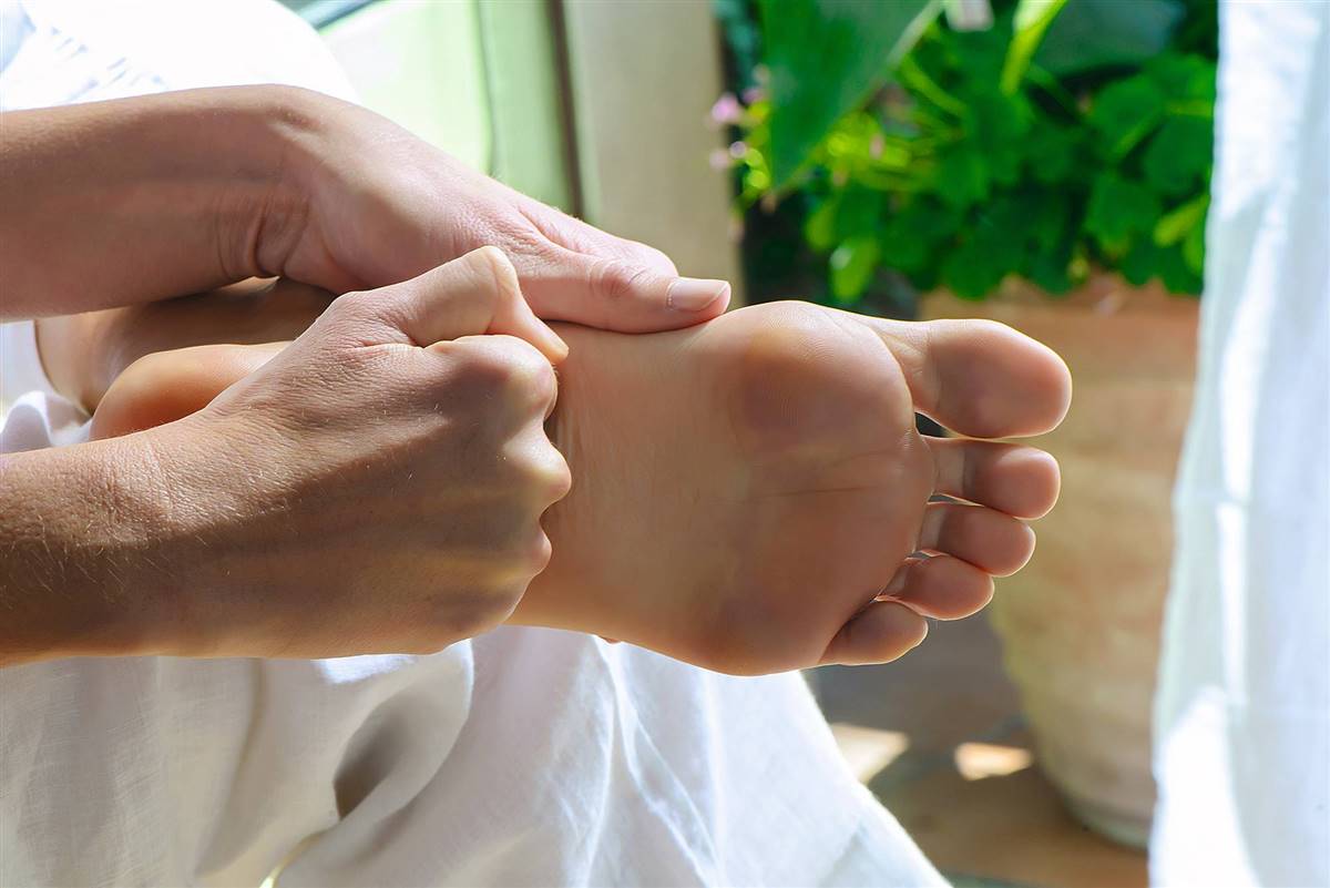 Buen masaje en los pies, relaja a las mujeres
