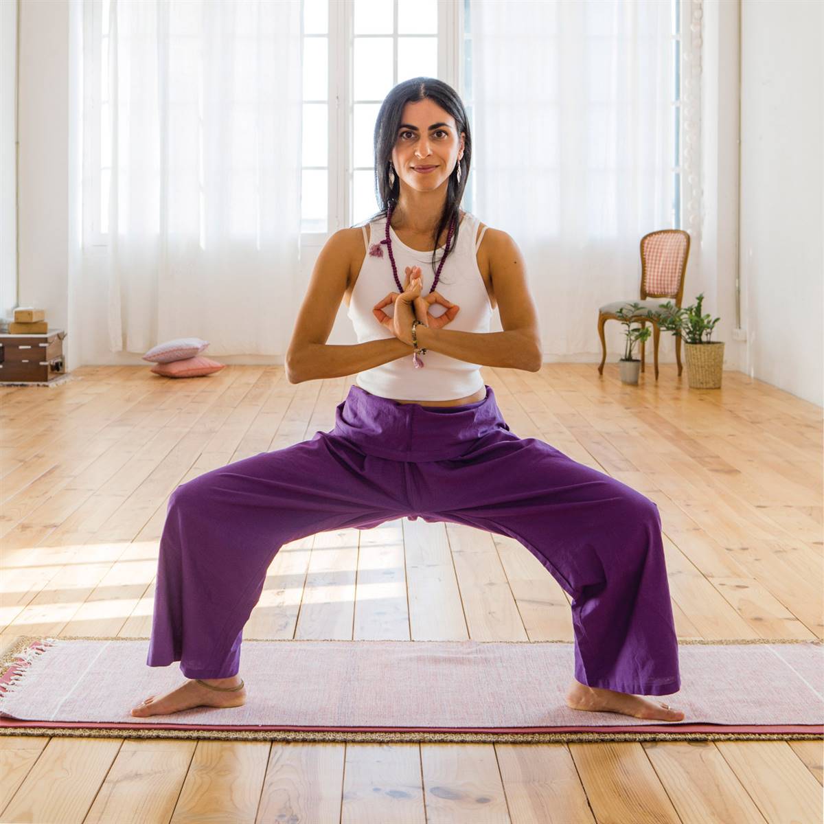 Aprende qué ejercicios de yoga puedes hacer en tu casa, ¡empieza hoy!