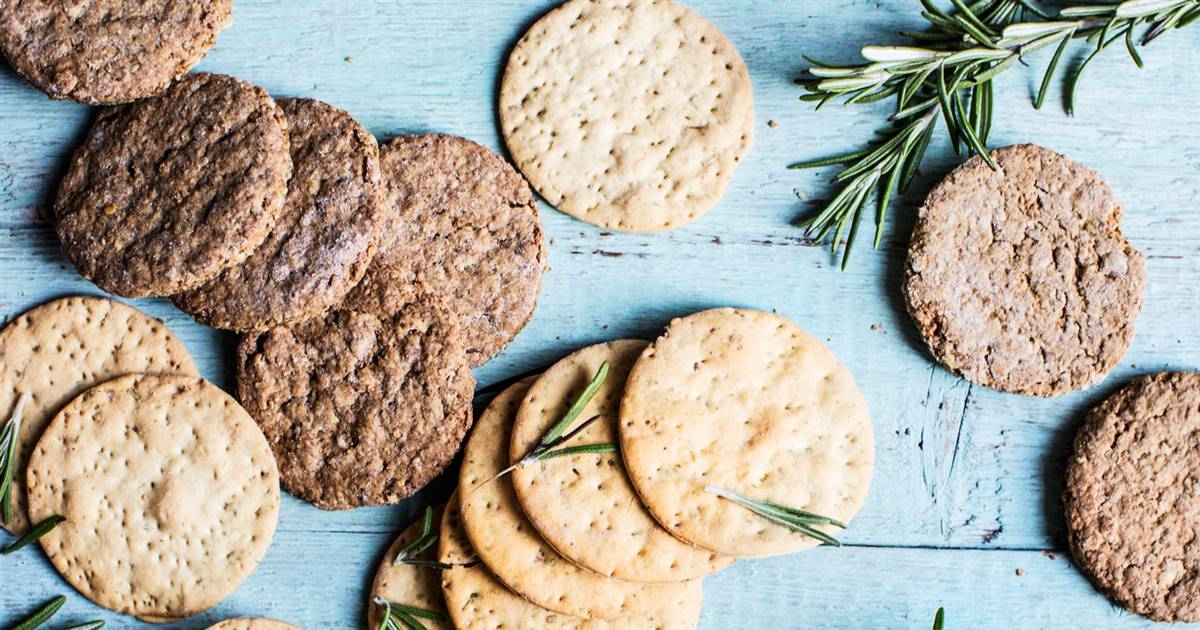 3 recetas de galletas saladas o crackers saludables para hacer en un momento