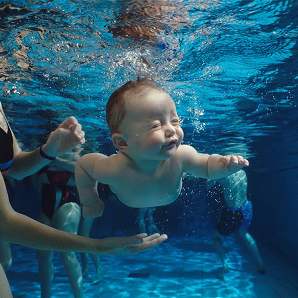 Los beneficios de la piscina para los bebés