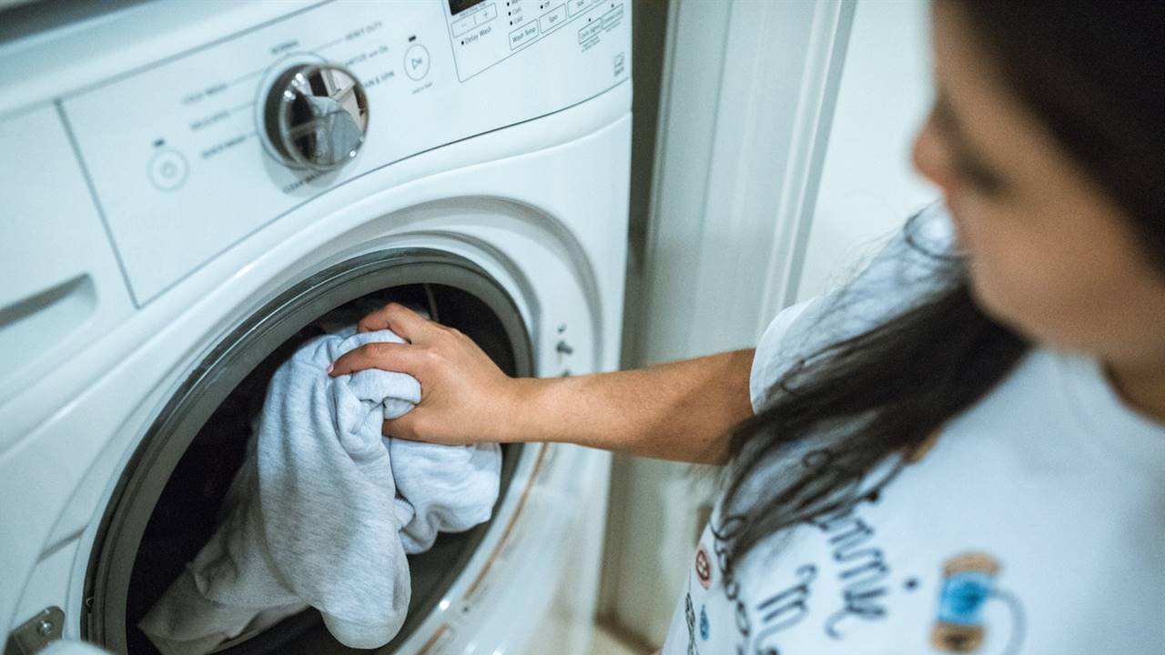 Cómo limpiar la lavadora por dentro: trucos para evitar que el tambor huela  mal