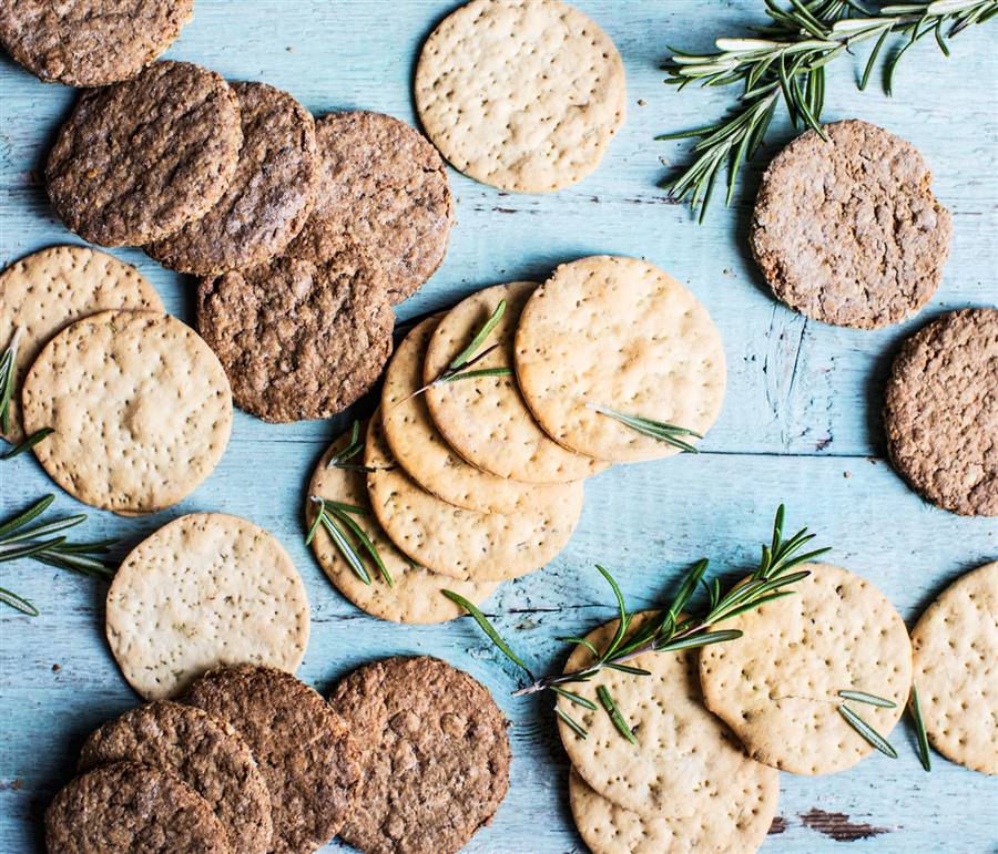 3 recetas de galletas saladas o crackers saludables para hacer en