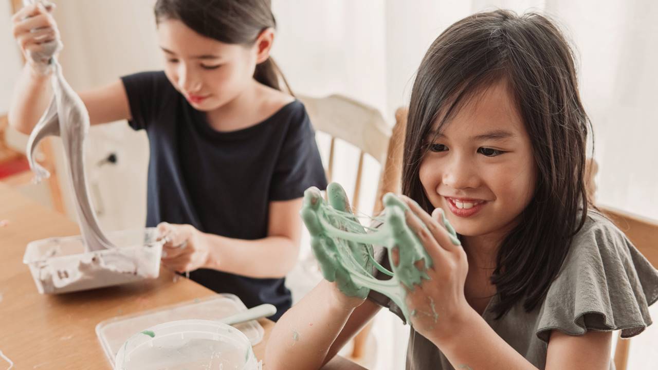 Manualidades para niños que puedes hacer en casa con materiales naturales o  reciclados