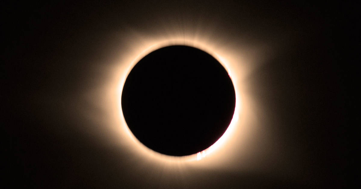 El 8 de abril habrá un eclipse solar total: ¿por qué debes verlo con unas  gafas especiales y qué podría ocurrirte si no las usas?
